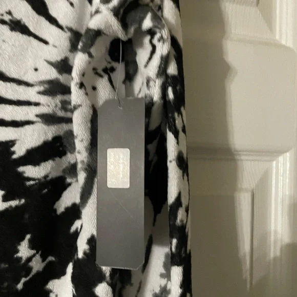 Weekending zip, hooded design light weight jacket, black n white, size XL - Picture 4 of 7